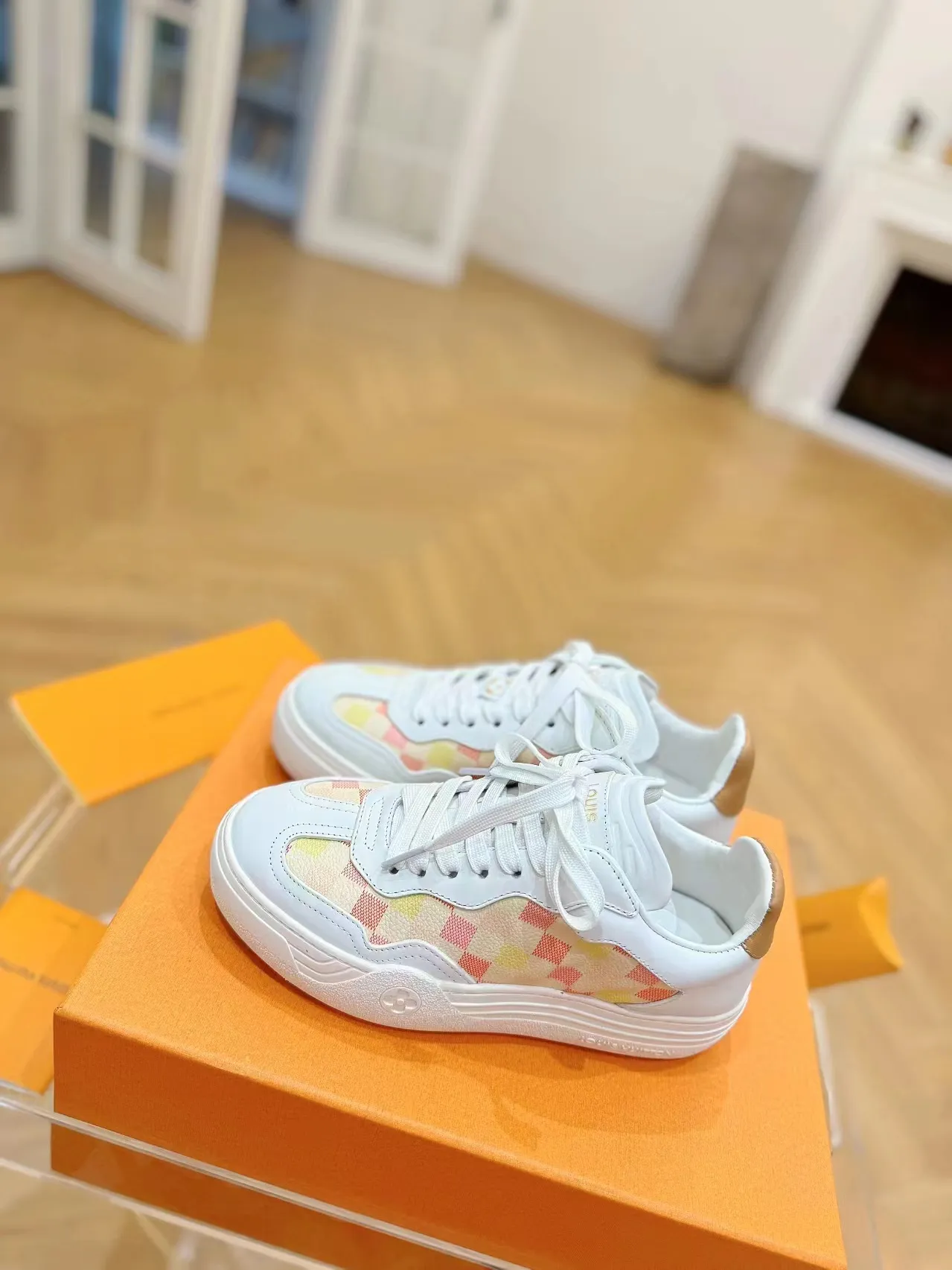 👟👟Ex-factory price 620👟👟Men's size +10 Same style for men and women🔥🔥𝐋𝐕 𝐃𝐢𝐬𝐜𝐨𝐯𝐞𝐫𝐲 2024 new sports shoes thick sole casual ❗️❗️ original purchase development and production LV Discovery lace-up shoes were unveiled at Louis Vuitton's fourth show. They are made of technical mesh fabric and metallic synthetic materials to create a streamlined design. Brand elements embellish the upper and lightweight rubber outsole, with technical shoelaces. Fabric: Original imported cowhide + technology mesh Inner lining: Original customized breathable mesh Sole: Original molded ultra-light rubber foam material Bottom thickness: 5.5CM Size: Women's 35-41 (41 customized), Men's 39-46, (45-46 customized)